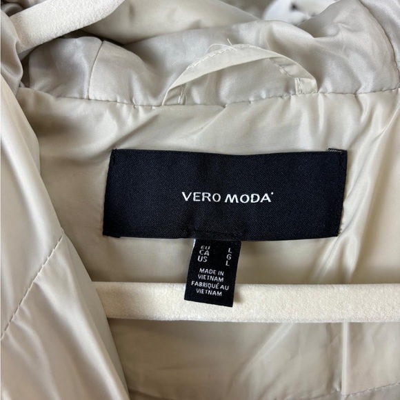 Puff jacket wore very few times - Picture 2 of 6